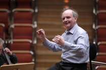 Deutscher Dirigent Marek Janowski leitet das Rundfunk-Sinfonieorchester Berlin in Begleitung der deutschen Violinistin Sophia Jaffé in der Philharmonie Köln (© Thomas Brill)